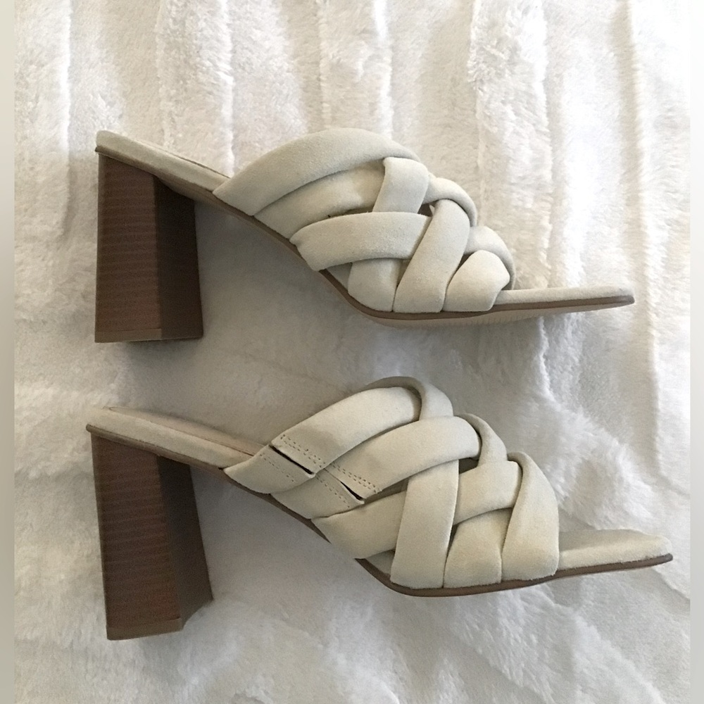 Signature  🆕 Journee Collection Cream Heeled Sandals  3.5” heel Classic,Stylish